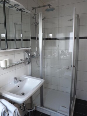 Shower, free toiletries, towels - Pension Winzerhaus Haas Lenz Zell-Mosel (Zell (Mosel))