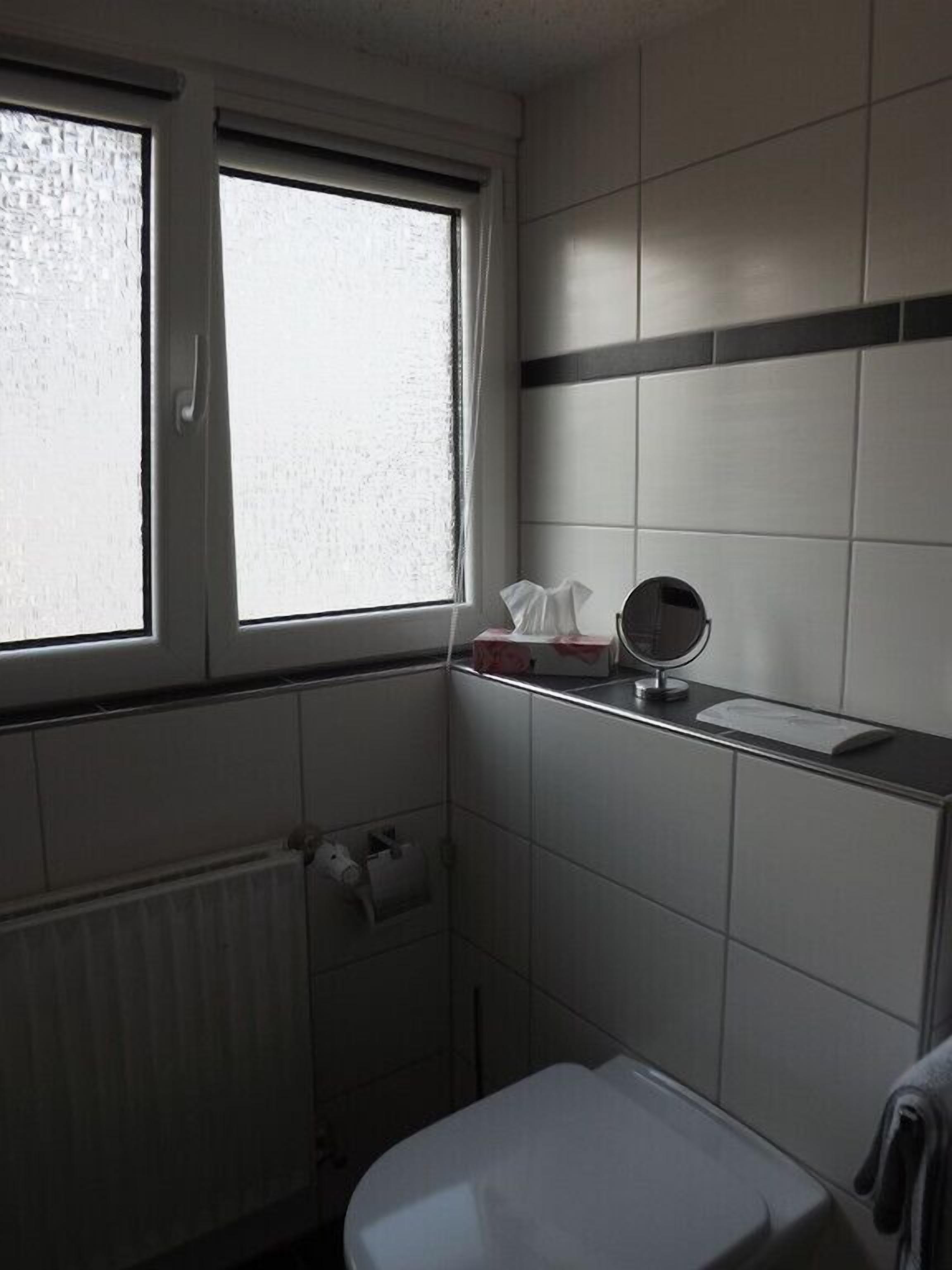 shower, free toiletries, towels