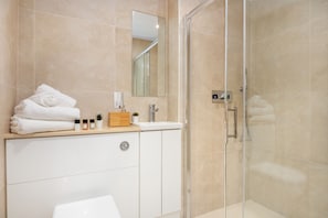 Deluxe Apartment, 1 Bedroom, City View | Bathroom | Combined shower/tub, free toiletries, hair dryer, towels
