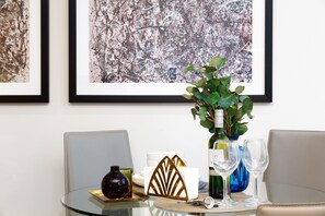 Deluxe Apartment, 1 Bedroom, City View | In-room dining - One Bed Serviced Apt near Holborn in Chancery Lane (London)