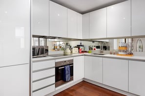 Deluxe Apartment, 1 Bedroom, City View | Private kitchenette