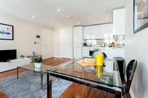 Deluxe Apartment, 1 Bedroom, City View | In-room dining - One Bed Serviced Apt near Holborn in Chancery Lane (London)