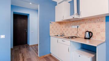 Comfort Studio, 1 Queen Bed | Private kitchenette | Fridge, stovetop, cookware/dishes/utensils