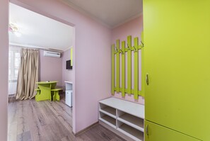Comfort Studio, 1 Queen Bed | Desk, laptop workspace, iron/ironing board, free WiFi - Potemkin's Favorite Suites (Odesa)