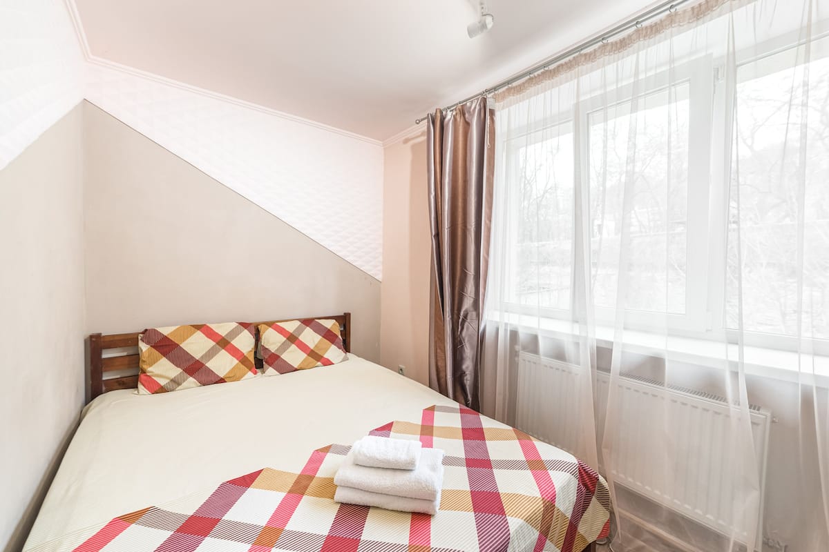Monolocale comfort, 1 letto queen | Una scrivania, postazione laptop, ferro/asse da stiro, Wi-Fi gratuito