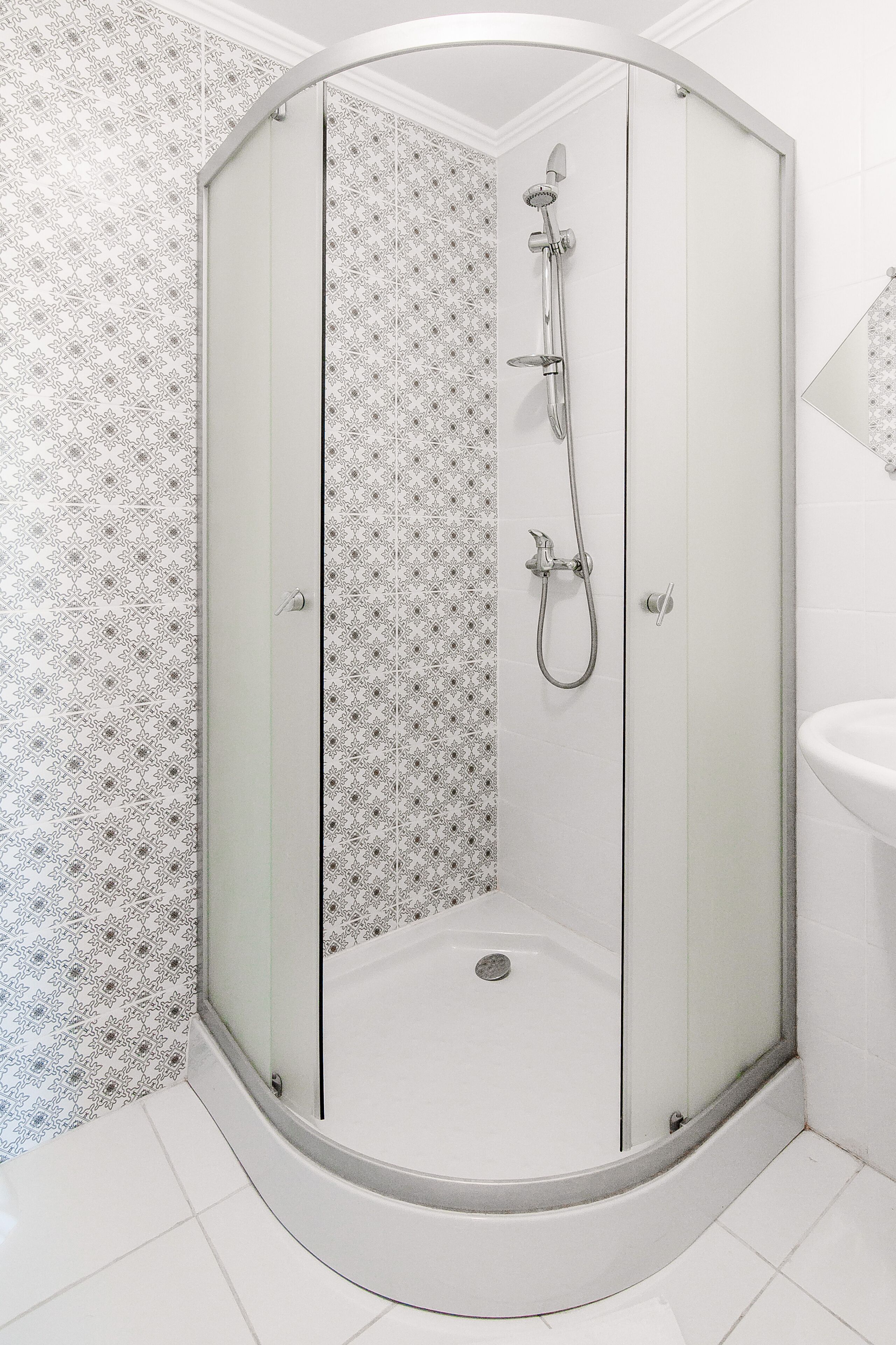 Comfort Studio, 1 Queen Bed | Bathroom | Shower, hair dryer, slippers, bidet