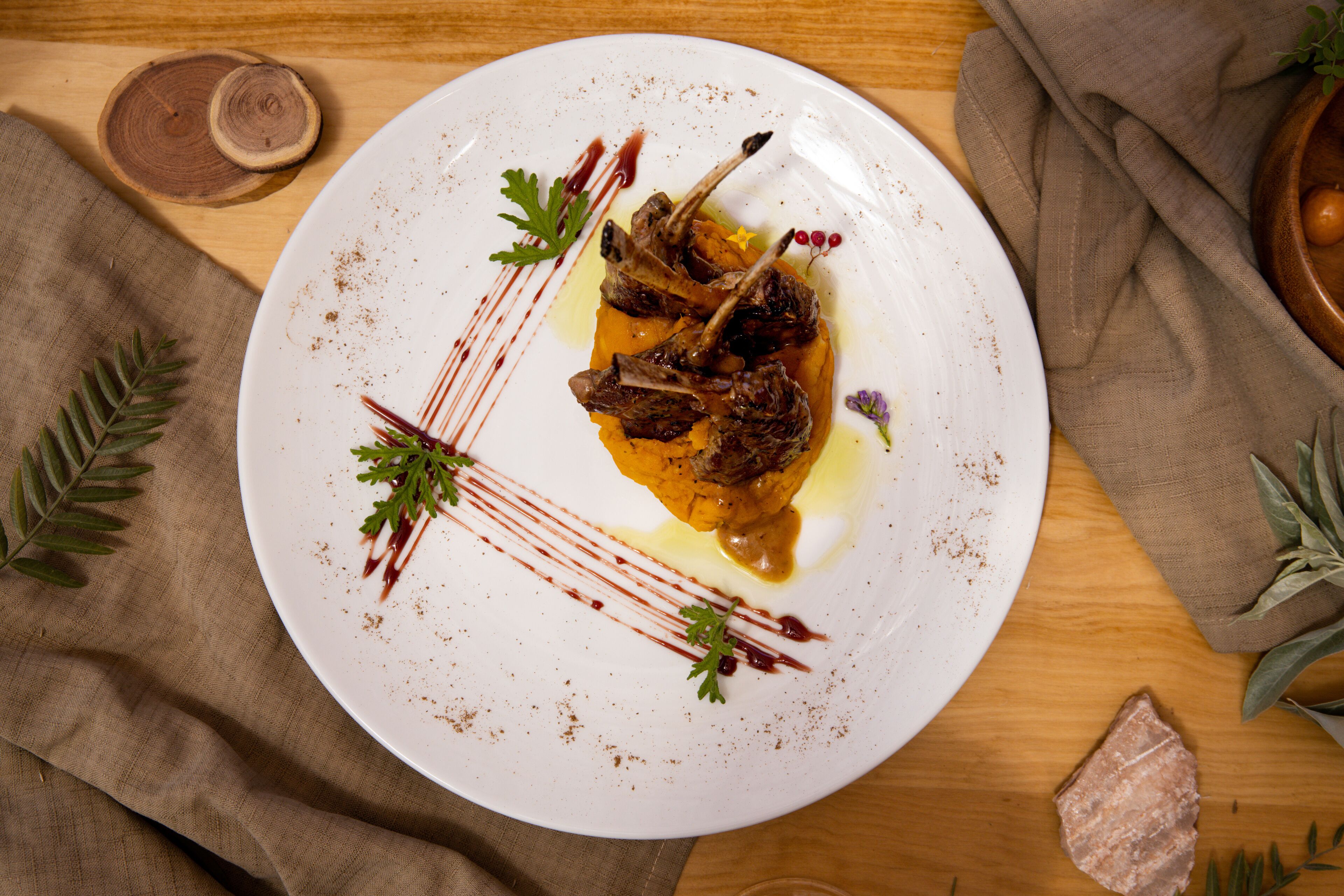 Un piatto di cibo su un tavolo di legno.