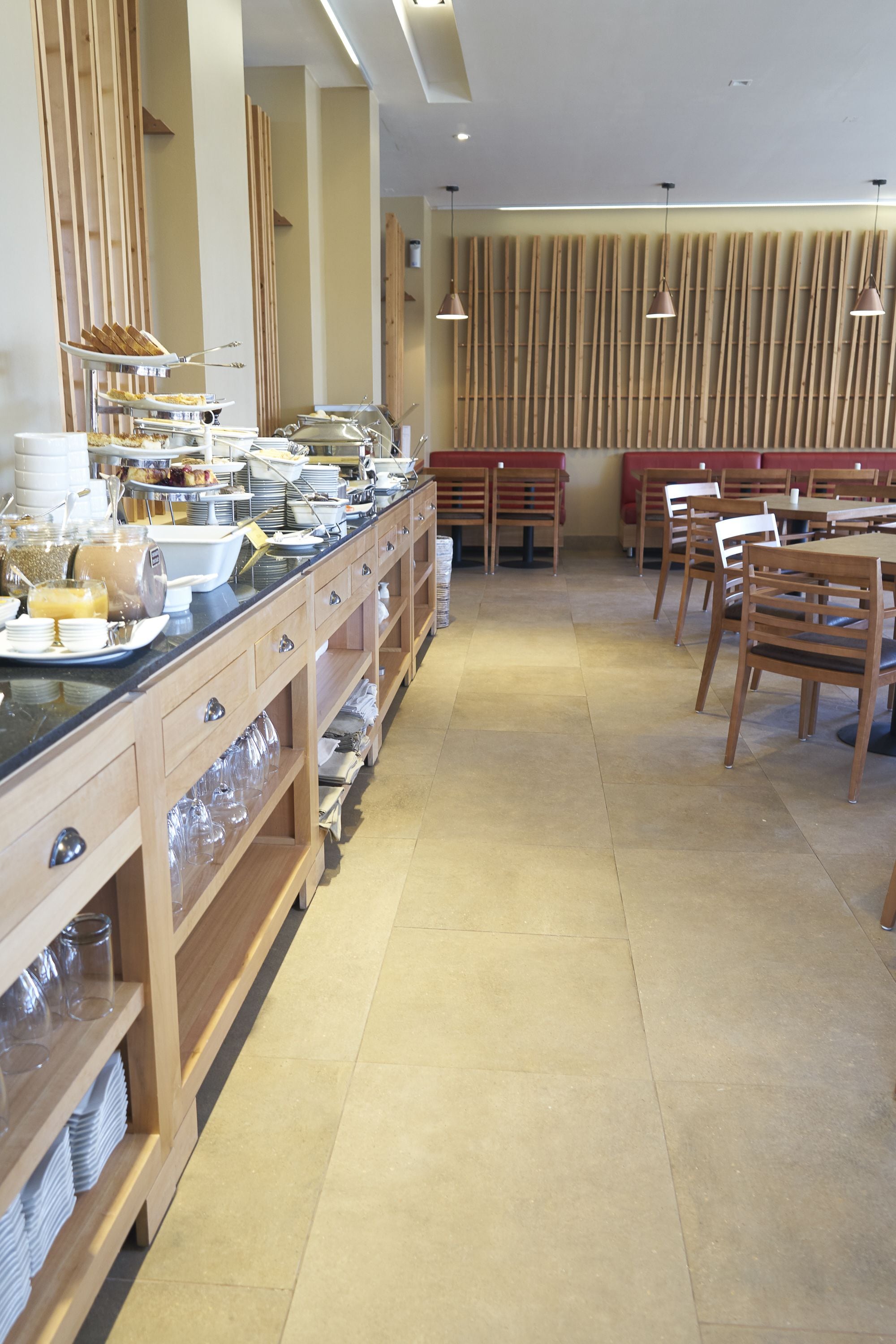 2 restaurants, dinner served, international cuisine