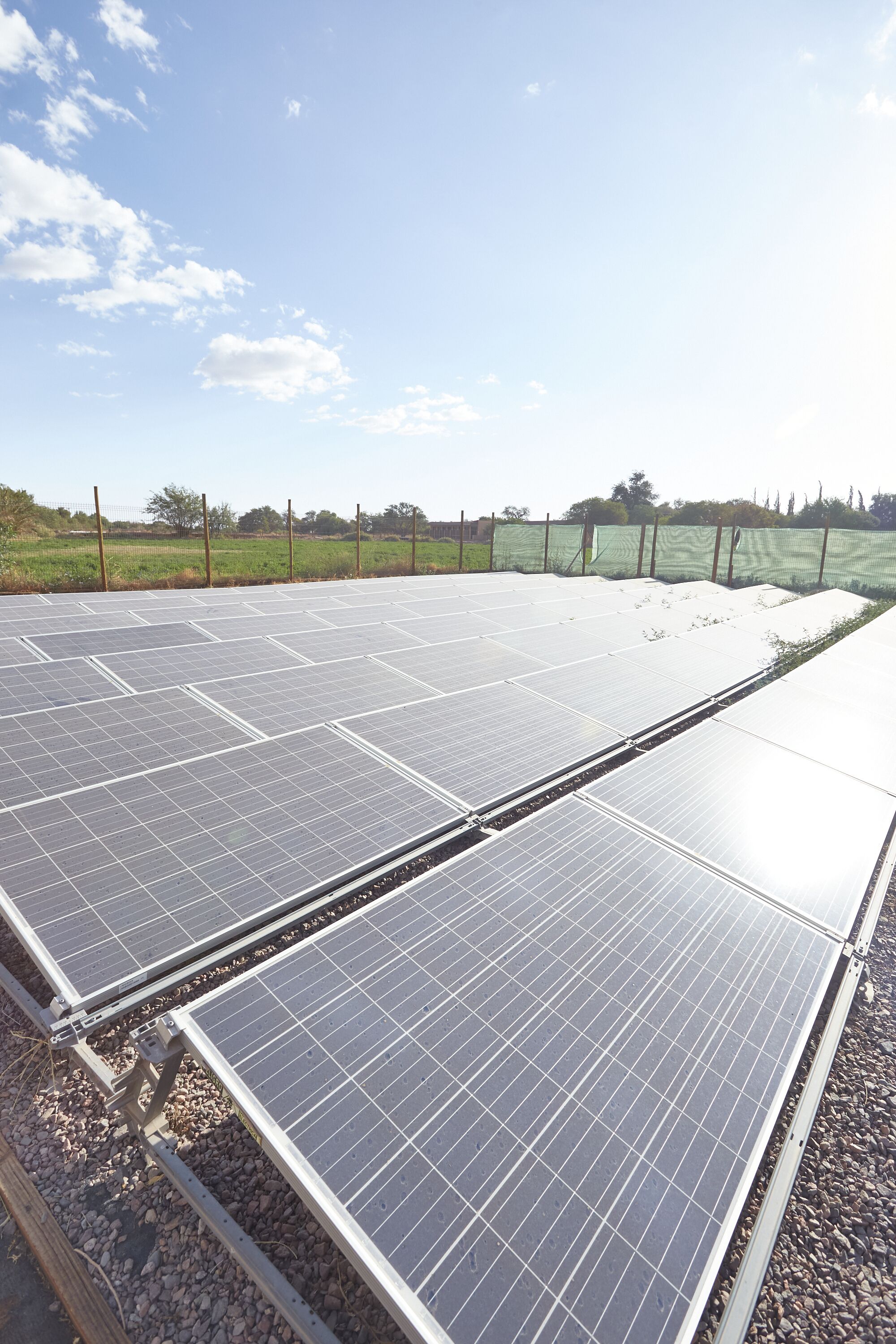 Paneles solares instalados sobre una superficie plana, con un cielo despejado al fondo.