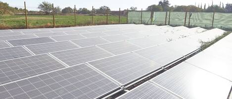 Paneles solares instalados sobre una superficie plana, con un cielo despejado al fondo.