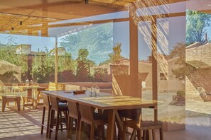 2 restaurants, serveren diner, internationale gerechten