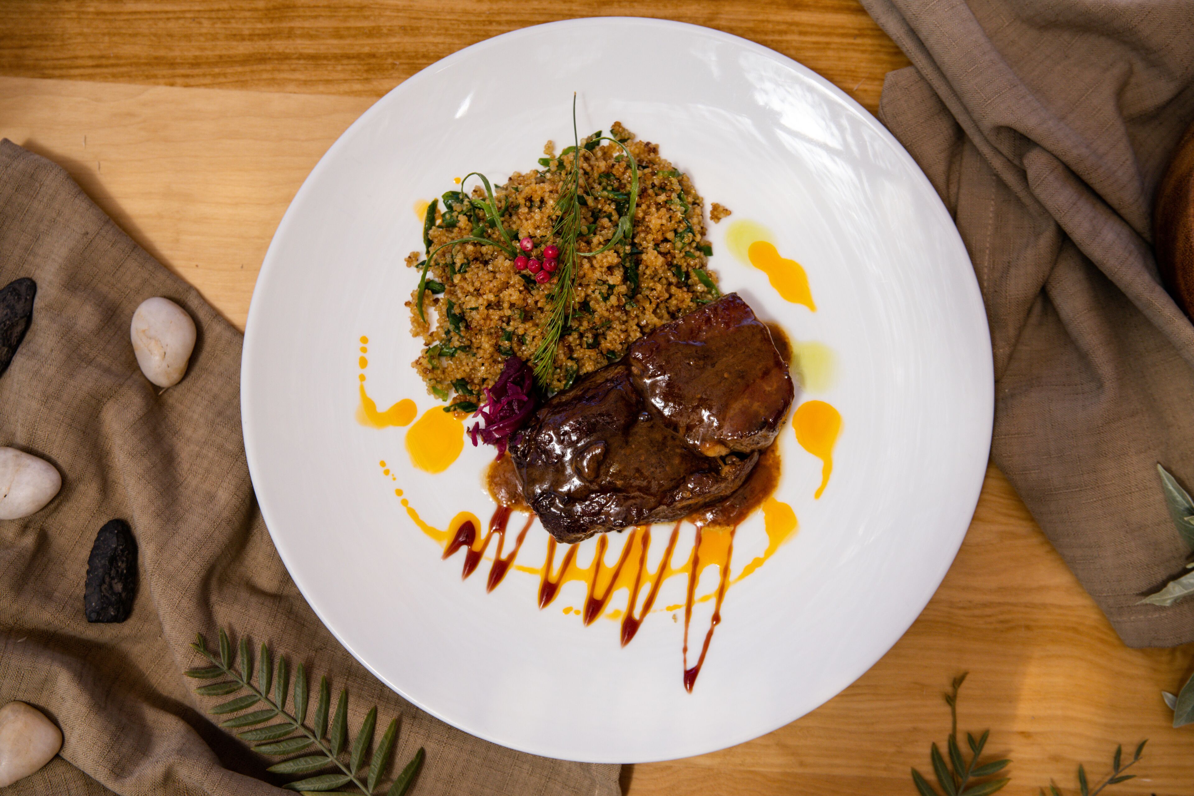 Une assiette de nourriture comprenant un plat de viande et un accompagnement de céréales, le tout servi dans une assiette blanche.