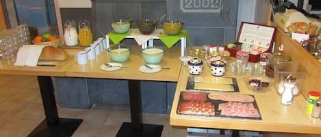 Free daily buffet breakfast