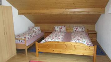 Free cots/infant beds, free WiFi
