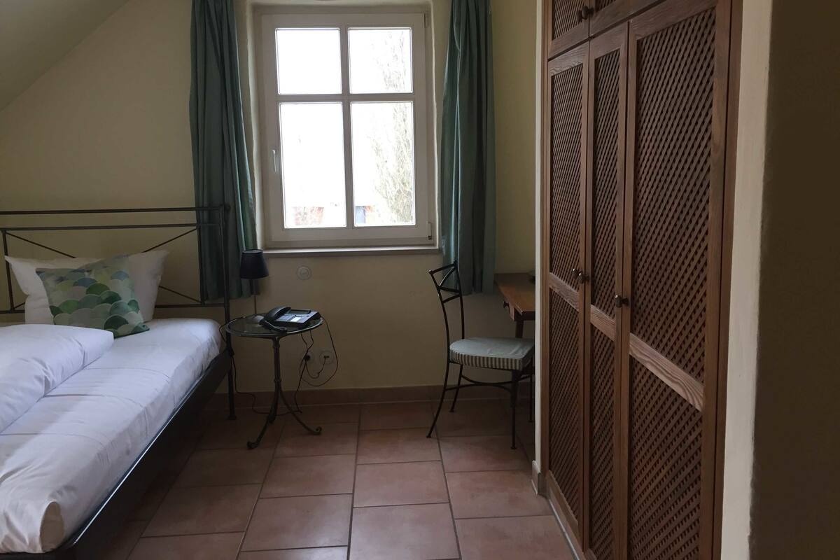 Chambre Simple Confort, 1 lit une place, vue lac, en bord de lac