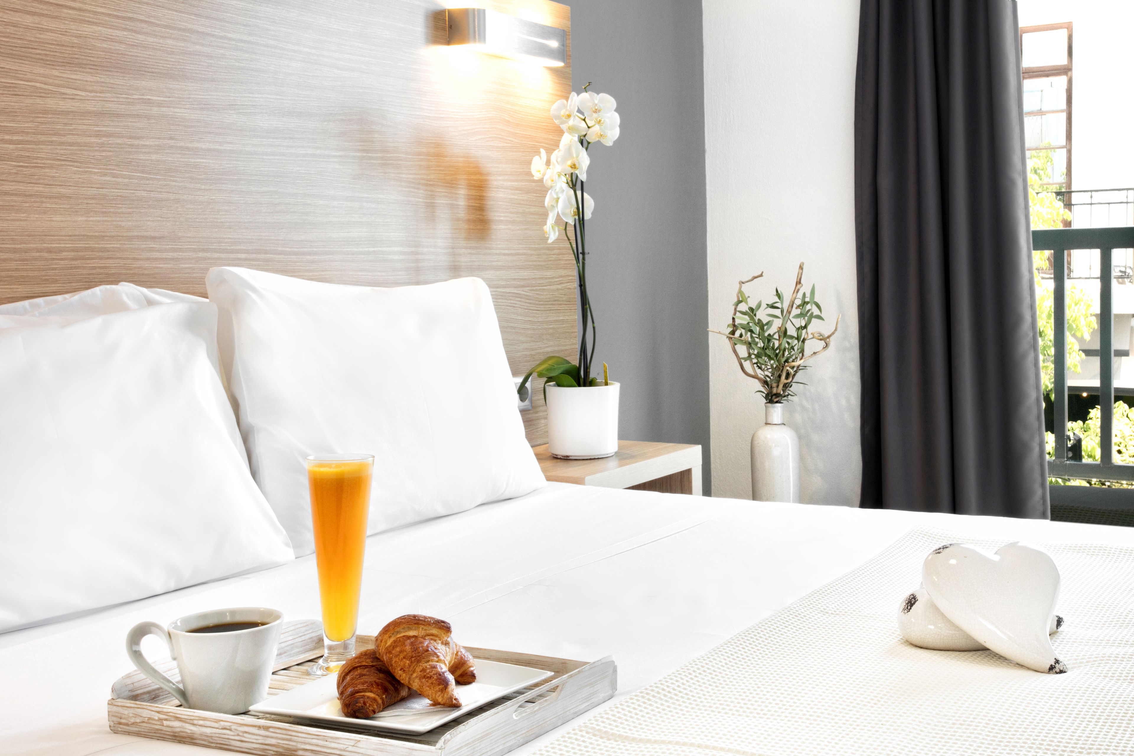 Kahden hengen deluxe-huone, 1 makuuhuone, parveke | Minibaari, tallelokero huoneessa, pimennysverhot, äänieristys