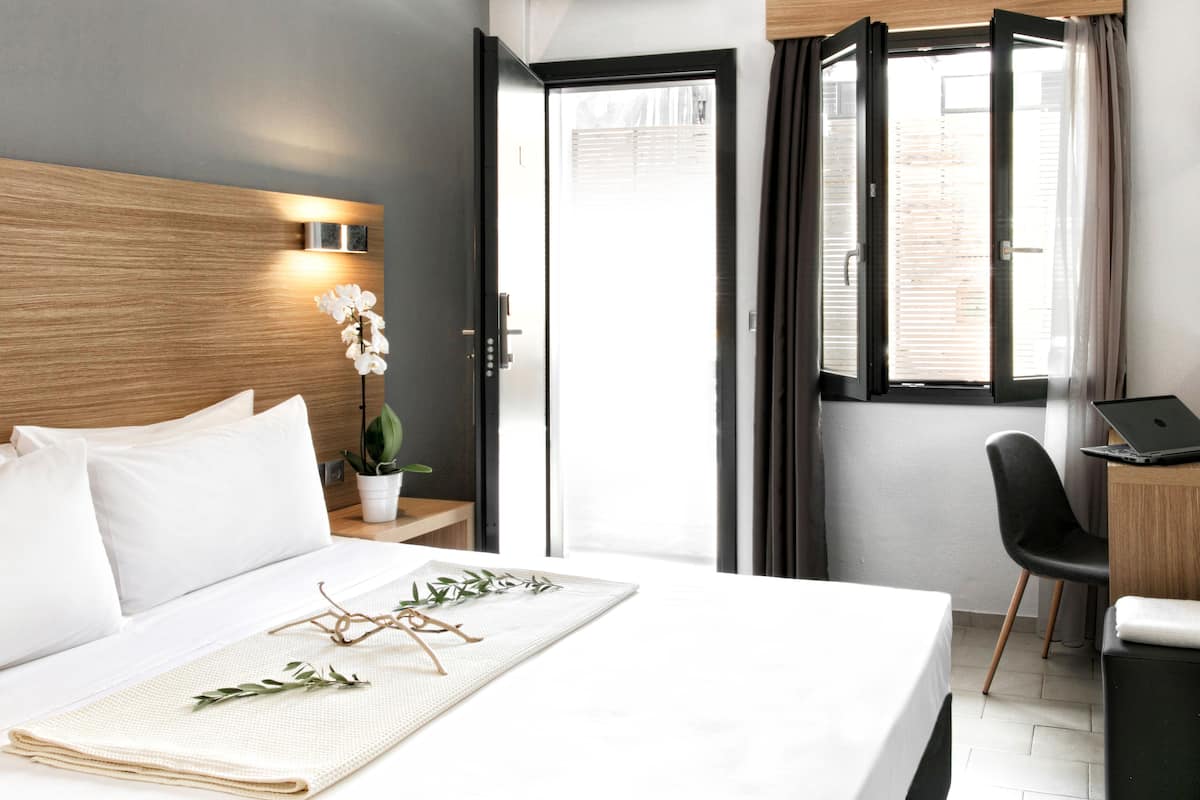 Standard Double Room | Minibar, in-room safe, blackout drapes, soundproofing
