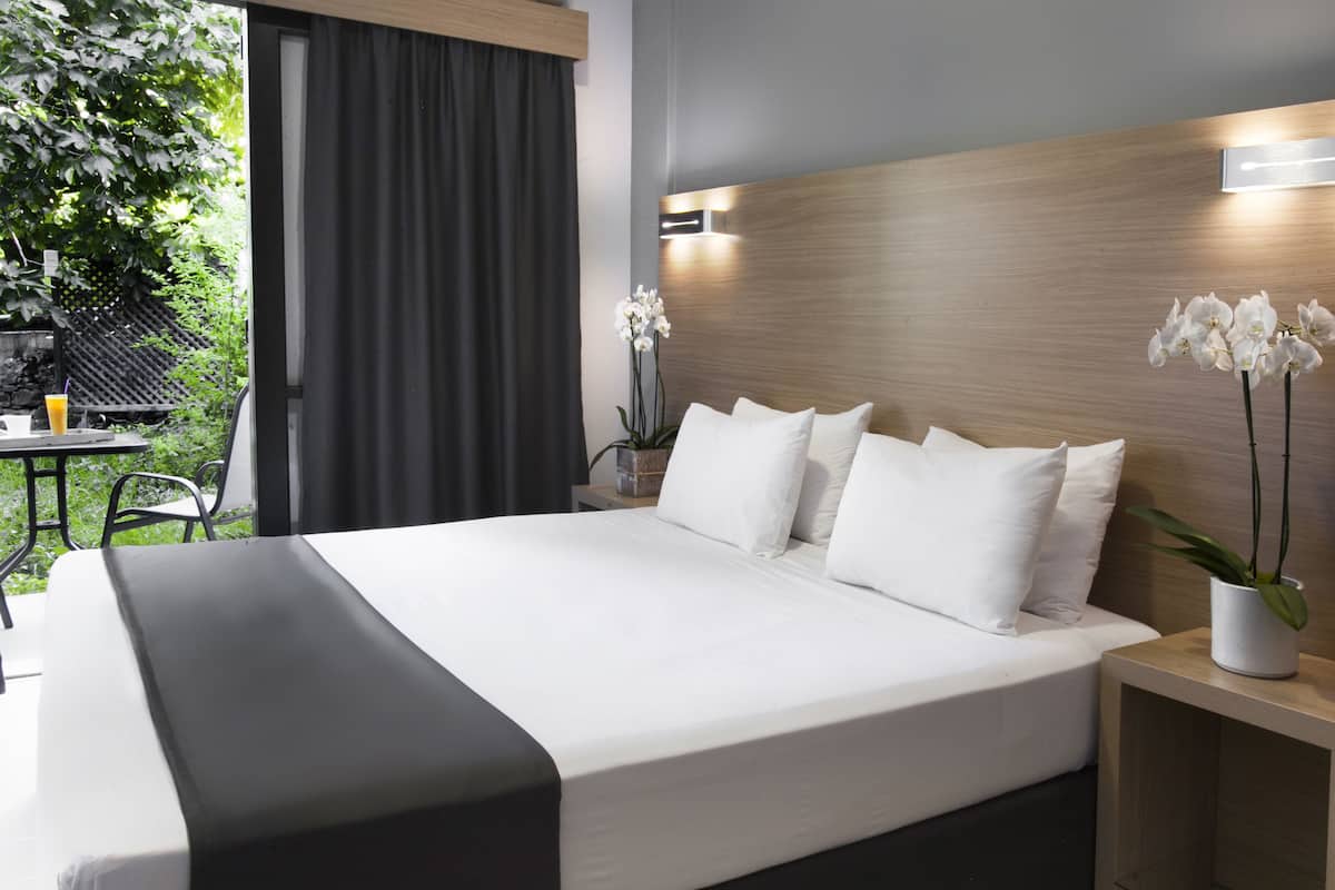 Comfort Double Room, 1 Bedroom, Balcony | Minibar, in-room safe, blackout drapes, soundproofing