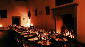 Exclusive-Villa | Essbereich im Zimmer