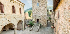 Courtyard - Castello di Mugnana (Greve in Chianti)