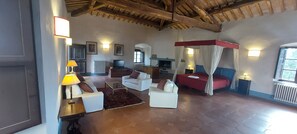 Hypo-allergenic bedding, free minibar, desk, laptop workspace