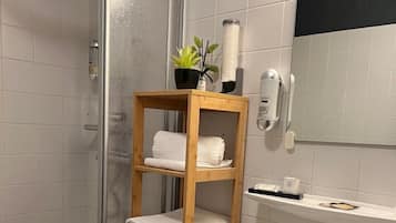 Chambre avec lits jumeaux | Salle de bain