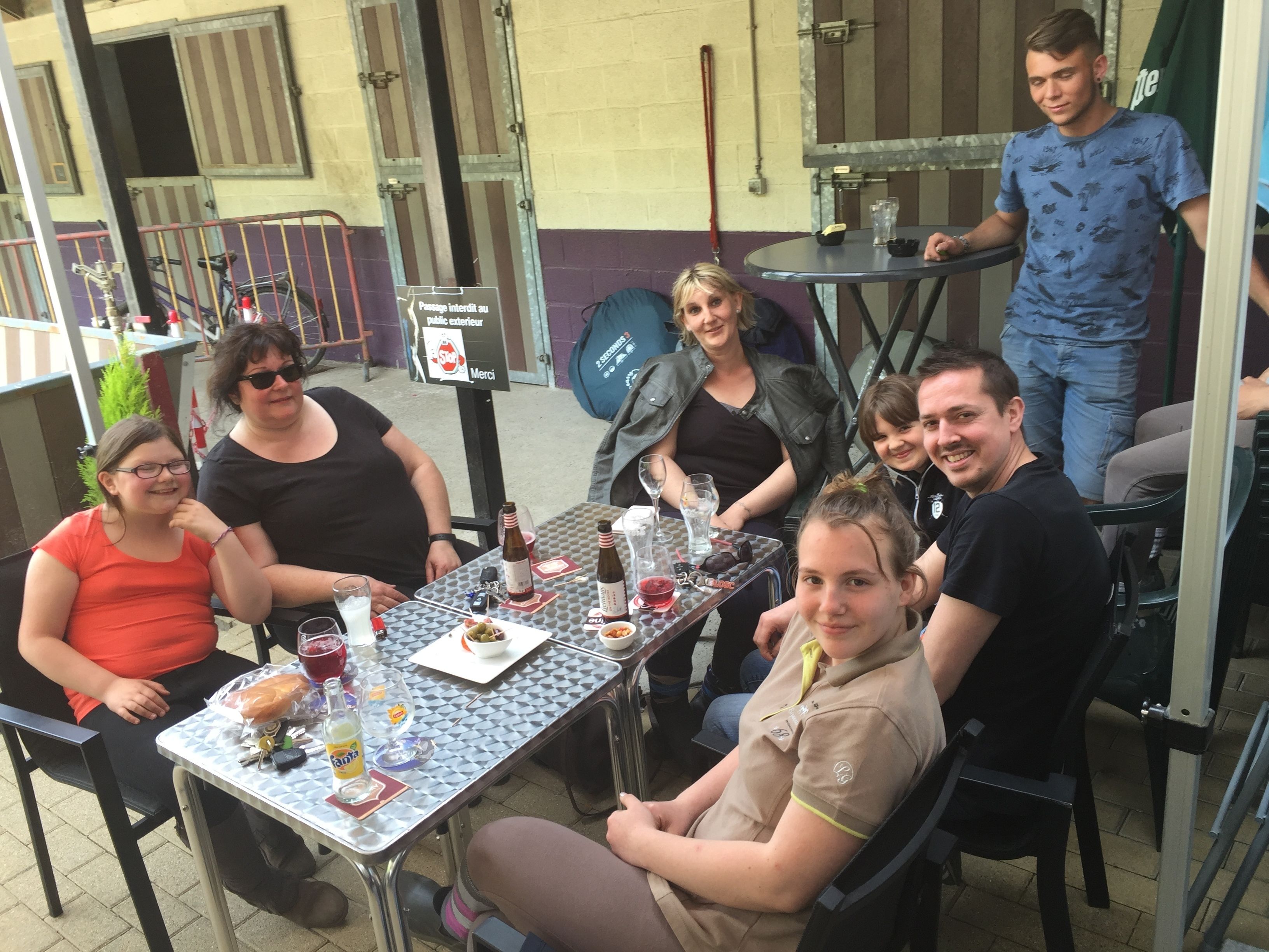 حيث تُقدم وجبات الإفطار، الغداء، العشاء، الأطباق الفرنسية