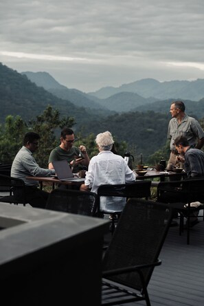 供应早餐、午餐和晚餐，国际美食