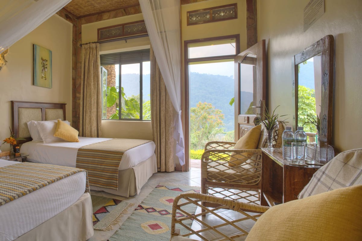 Premium bedding, desk, free WiFi