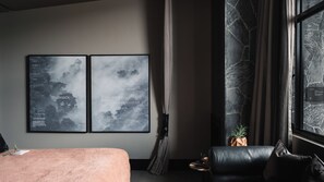 Ropa de cama de alta calidad, cubrecamas y minibar 