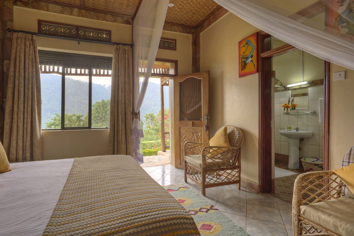 Premium bedding, desk, free WiFi