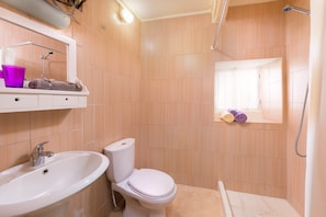 Dusche, kostenlose Toilettenartikel, Haartrockner, Handtücher