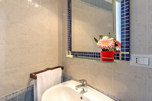 Deluxe Room | Bathroom | Shower, free toiletries, bidet, towels