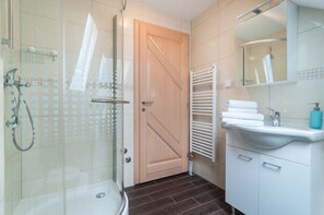 Shower, towels - Villa Juraj (Bol)