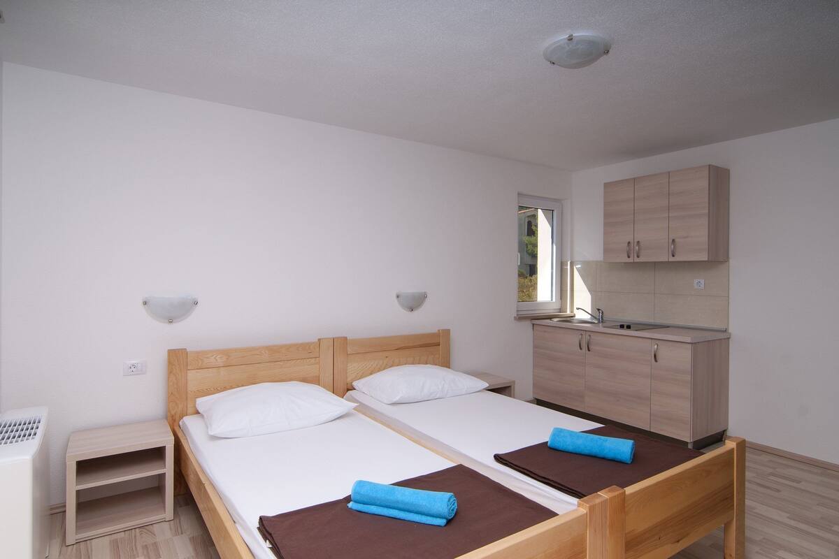 تجهيزات عازلة للصوت وأسرّة قابلة للطي وواي فاي مجانًا