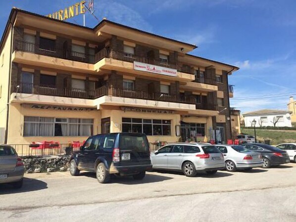 A multi-story building with a restaurant on the ground floor. - Hostal Restaurante Torremar (Medinaceli)