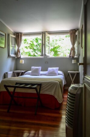 In-room safe, desk, free WiFi - Vilafranca Petit Hotel (Santiago)
