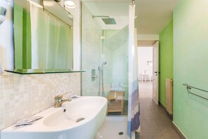 Premium Studio, Multiple Beds, Kitchenette | Bathroom | Shower, free toiletries, hair dryer, bidet - Gioia 13 Apartments & Rooms (Procida)