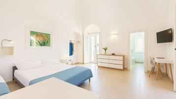 Monolocale Premium, letti multipli, angolo cottura | 2 camere, una scrivania, Wi-Fi gratuito, lenzuola