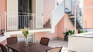 Monolocale Premium, letti multipli, angolo cottura | Terrazza/patio