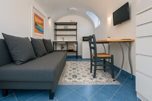 Basic Studio | Desk, free WiFi, bed sheets