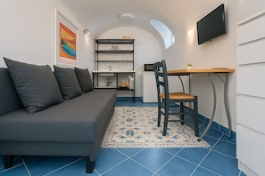 Basic Studio | Desk, free WiFi, bed sheets - Gioia 13 Apartments & Rooms (Procida)