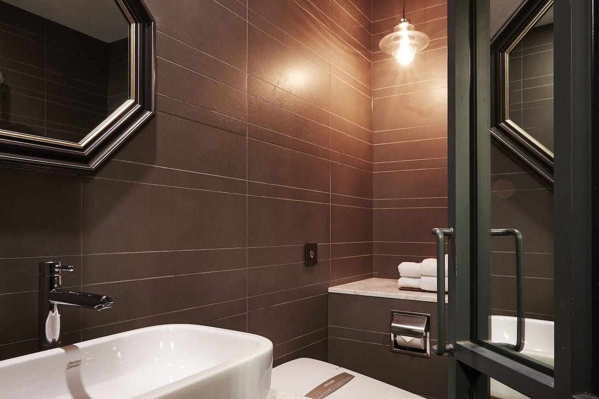 Peignoirs, chaussons, bidet, serviettes fournies