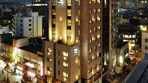 Front of property – evening/night - Urban Island Hotel (Jeju City)