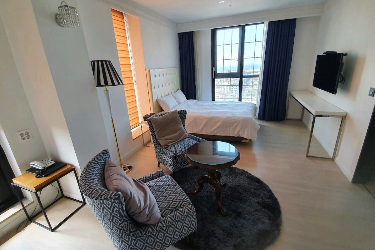 Terrace Suite Double Room | Ropa de cama de alta calidad y caja de seguridad en la habitación