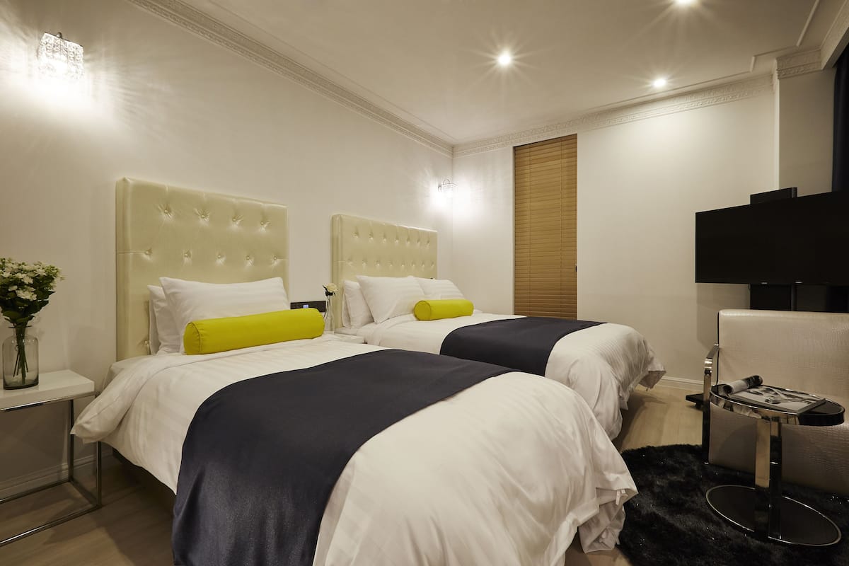 Ropa de cama de alta calidad y caja de seguridad en la habitación