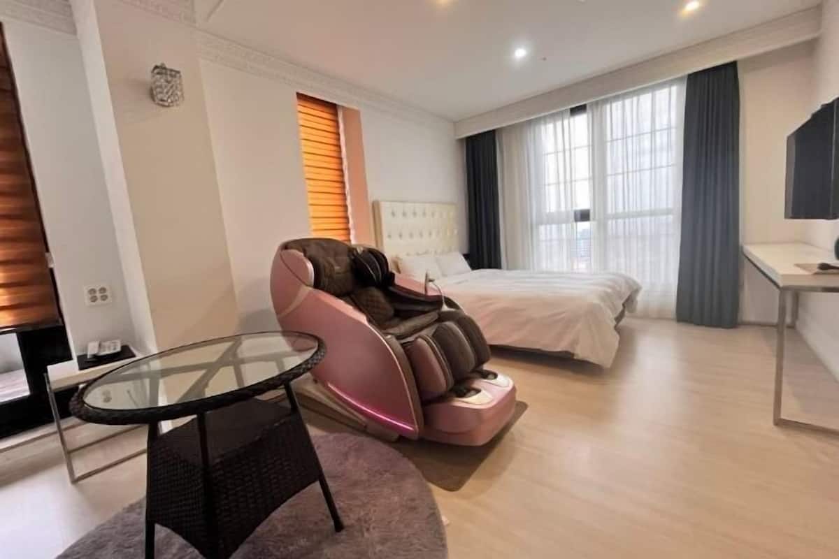 Ropa de cama de alta calidad y caja de seguridad en la habitación