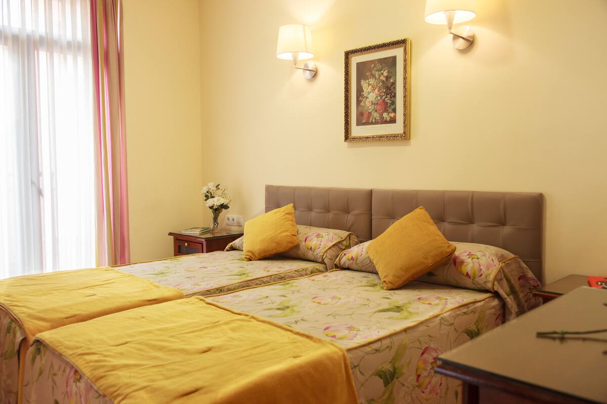 Twin Room | Desk, soundproofing, WiFi (free), bed sheets