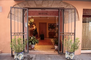 Property entrance - Hostal Antigua Morellana (Valencia)