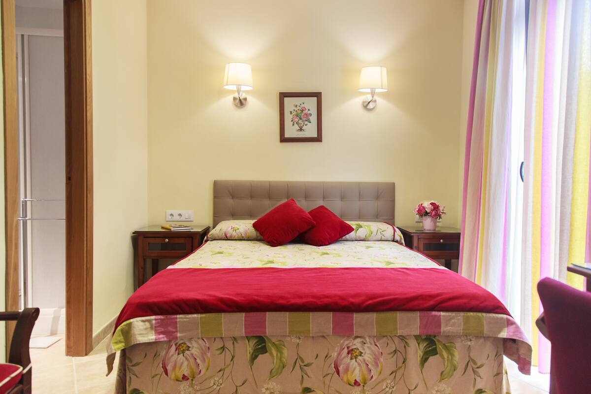 Double Room | Desk, soundproofing, WiFi (free), bed sheets